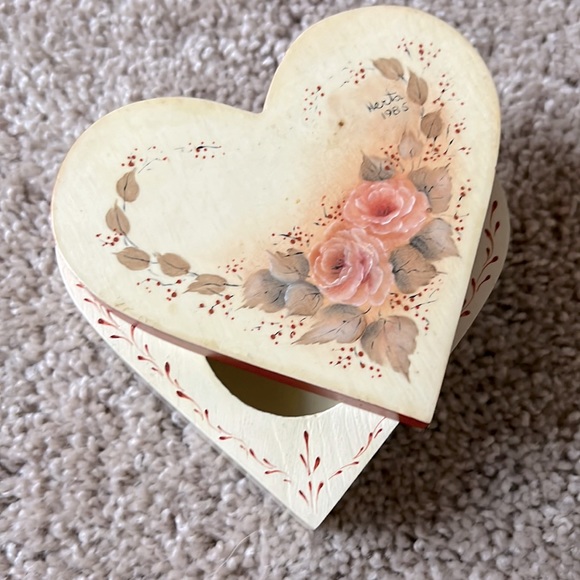 📦 Herta Vintage 80s Hand Painted Heart Shaped Wood Trinket Box - Picture 1 of 3